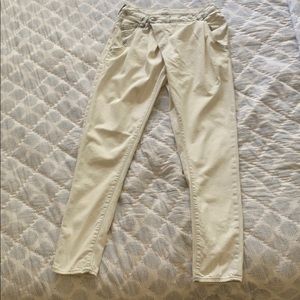 R13 Crossover Asymmetric light wash (white) Jean